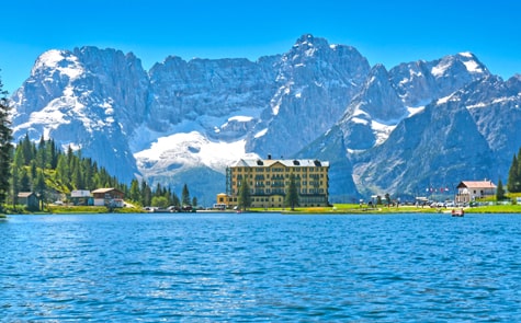 岩峰奇景，湖光山色